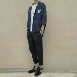 男生橙色上衣配什么颜色裤子和鞋子
