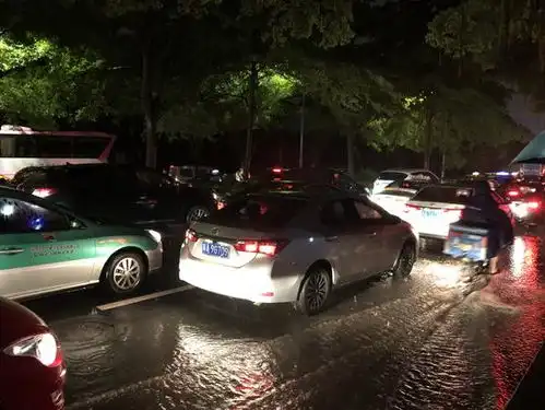 下班才下雨科韵路目前水浸严重暨大又成威尼斯