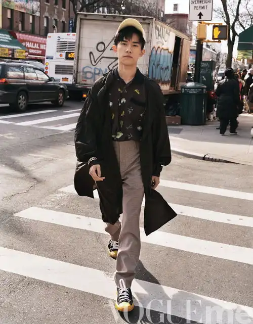 易烊千玺如何在奶狗霸屏期完成行走的画报穿衣的教科书