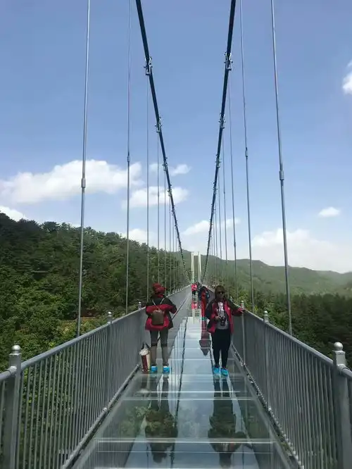 吉林省唯一的3d玻璃吊桥就在长春隔壁惊险刺激的心跳体验,你怕是要跪着回来