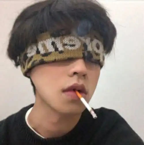 十八岁帅气男生头像抽烟