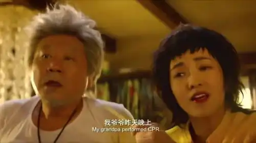 小伙被女子救下,帮他人工呼吸却是三个男人,扎心了