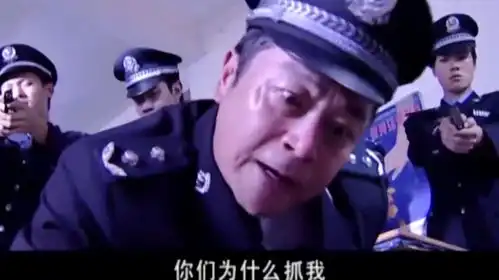 歹徒运送炸药,被包围了还想跑,被警察一招拿下