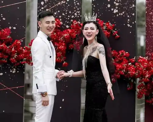 黑白经典你会选择穿高贵神秘的黑婚纱结婚吗