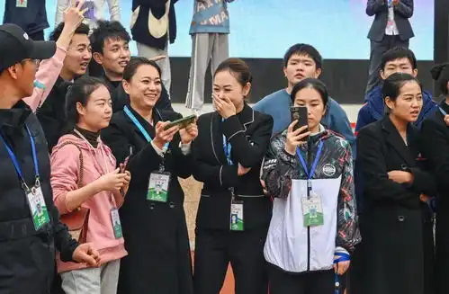 快来看迪丽热巴小岳岳宋小宝王宝强葫芦娃在操场拔河