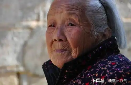 52岁孤寡老人捡个弃婴,十八年后女孩高考,家门口来了一排警车
