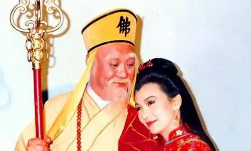 赵雅芝版新白娘子传奇幕后照法海翘着二郎腿,小青认真的练动作