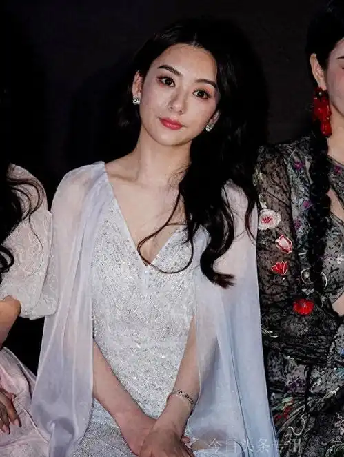 伊能静同框小20岁方媛,一个坐姿端庄似女王,一个网红味太重