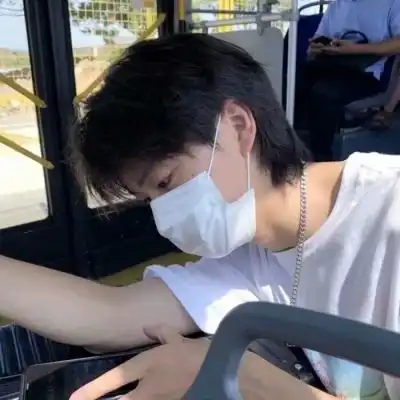 一眼就很心动的男生帅气头像没有人告诉我我的开心比对错重要