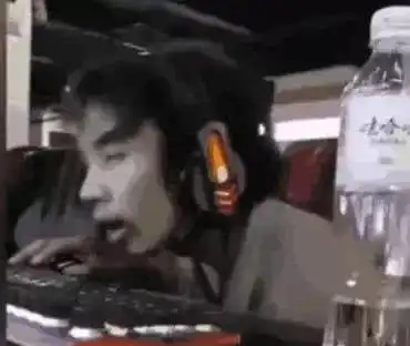 网吧出现一位网吧大神,连续上网5个月没有离开,两眼发黑