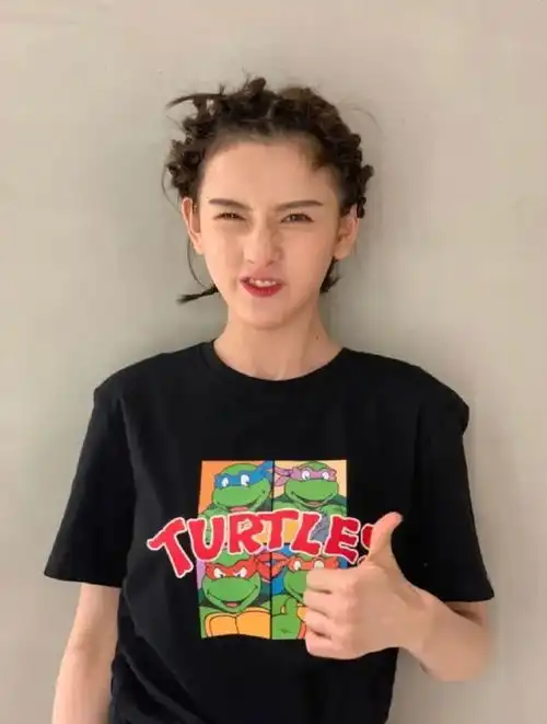 日常穿搭动漫周边服装已经成为了一种潮流趋势