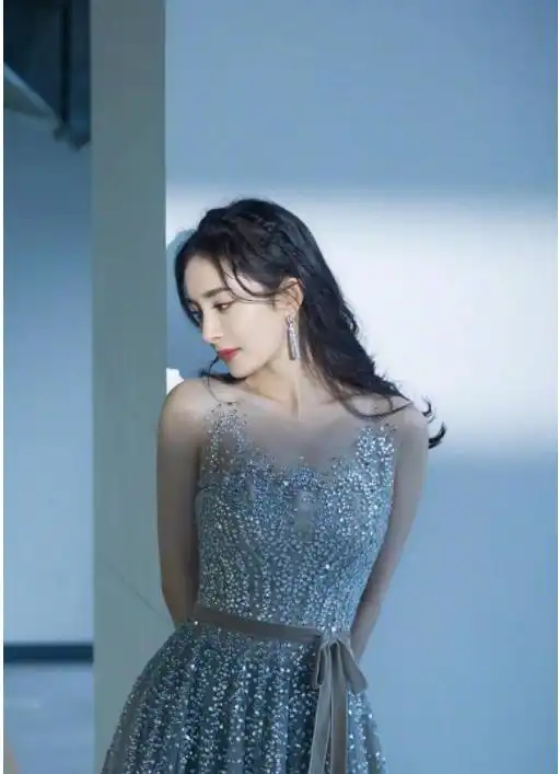 杨幂又对皮裤下手,以为会有老气感,却意外显腿细,清爽帅气