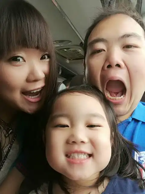 当年因一张照片走红的小胖,曾登上英国报刊,如今娶上美娇妻