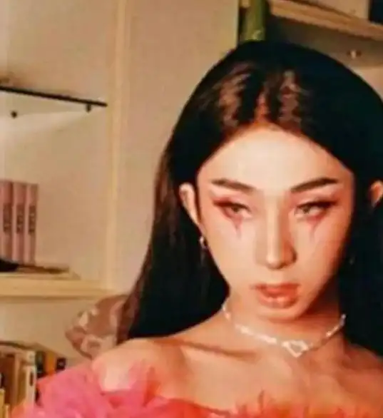钟丽缇大女儿尺度有多大曾当众脱内衣裤子和两男浴缸拍照
