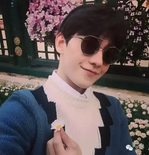 扣扣男生西装墨镜头像杨