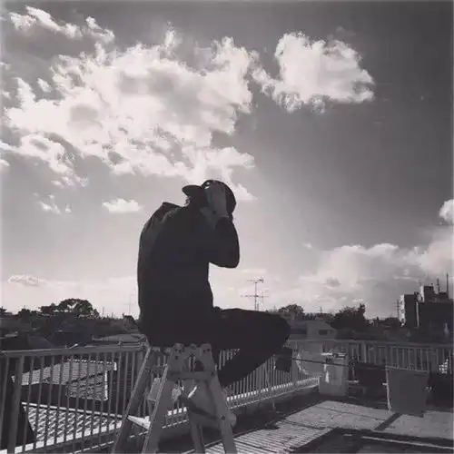 黑白照片头像男生背影情