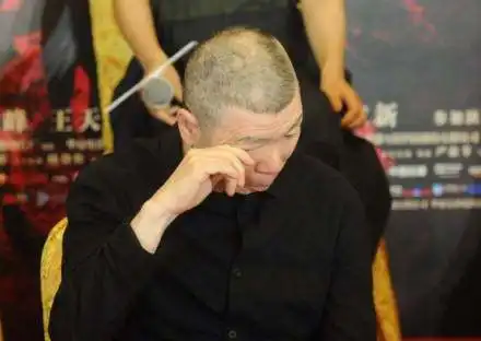 他是芳华最后一场路演上唯一没哭的人,因为经历过太多