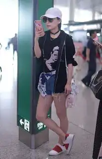 吴昕穿白裙踩高跟鞋出席活动变小公举,但下台阶时的表情却亮瞎了