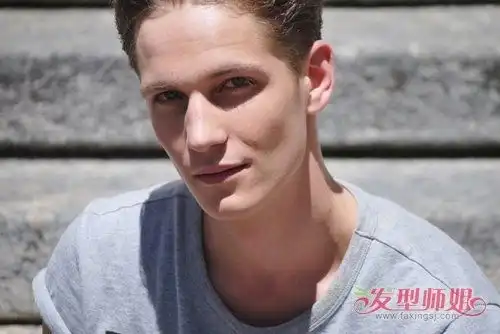颧骨高男生潮翻天短卷发造型挑选前卫帅酷风范的男生短头发