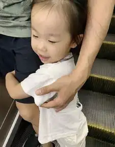 伊能静晒秦昊陪女儿玩耍照片,小米粒实力抱大腿超粘爸爸